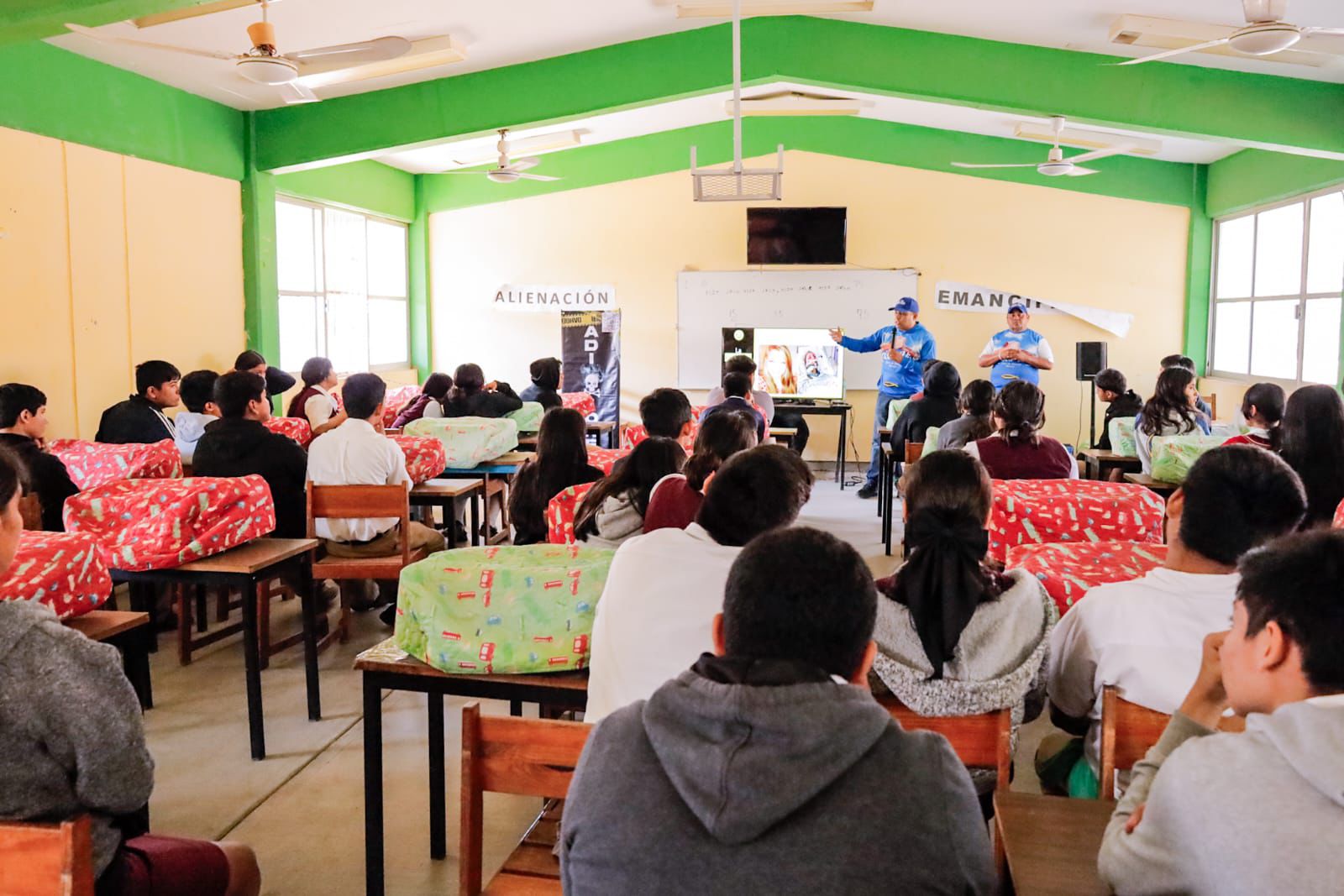 “No manches, es tu vida” llega a la secundaria Adolfo C. Gurrión para orientar a la juventud en una etapa clave de su vida