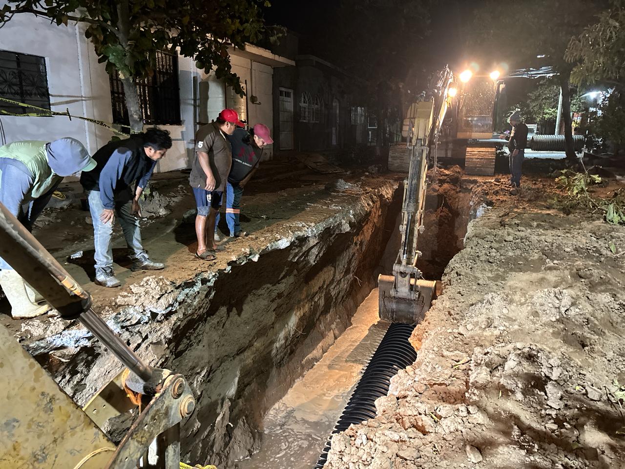 Gobierno juchiteco refuerza atención al drenaje en la Octava Sección para solucionar afectaciones en diversos puntos