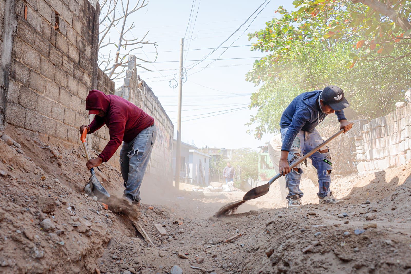 Gobierno juchiteco atiende drenaje en Camino Verde; trabajos siguen en distintos puntos de la ciudad