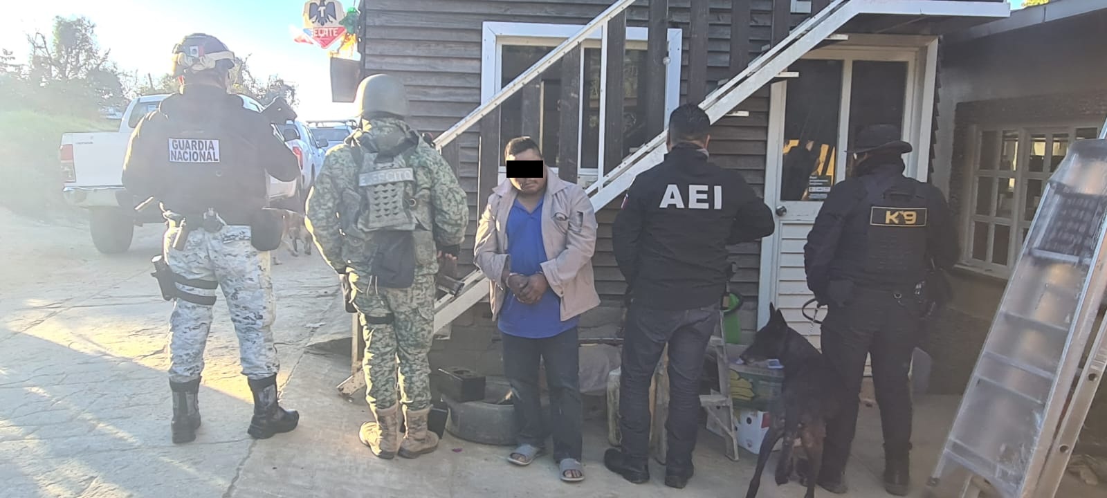Cateo en punto de narcomenudeo en la Sierra Norte; detienen a una persona y aseguran dosis de droga