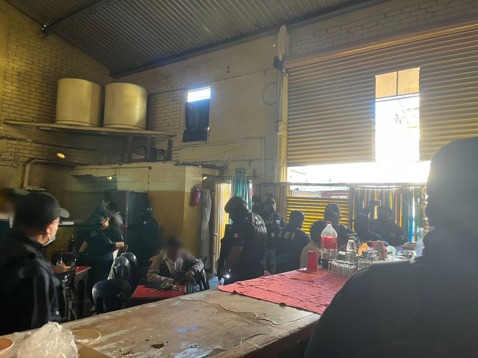 Realizan cateo en bar utilizado como punto de venta de drogas en la Central de Abasto, aseguran dosis y detienen a dos: Fiscalía de Oaxaca