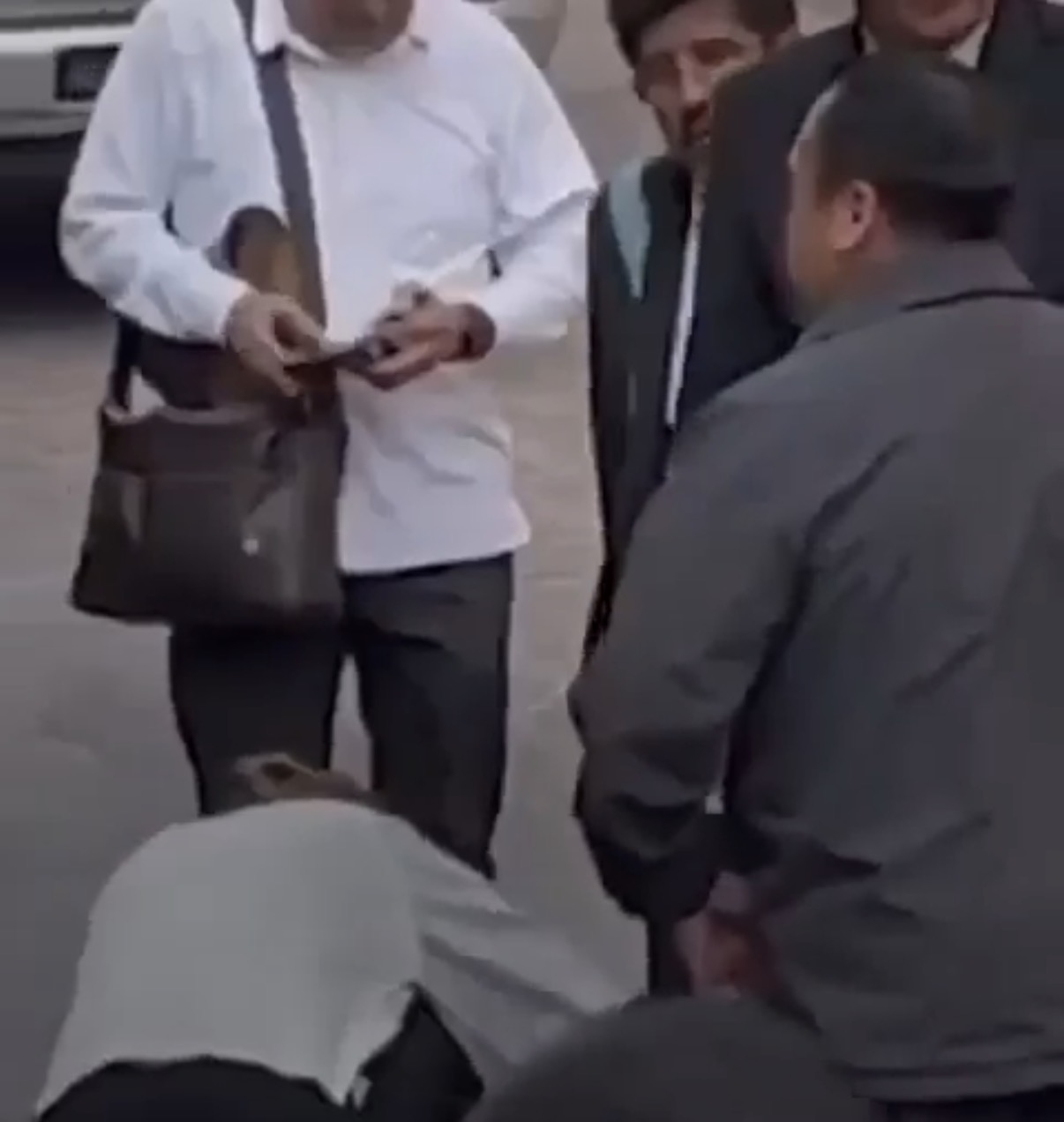 Nada de humildad. Es grotesco. Ministro presidente de la #Corte genera polémica al permitir que le mujer le limpien los zapatos
