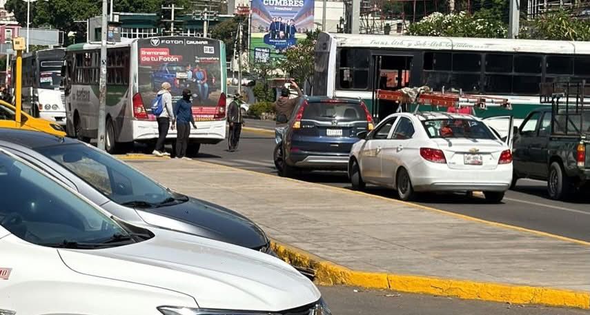 Caos vial en zona norte de Oaxaca por bloqueo normalista en Fonapas