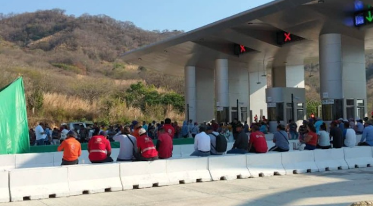 62 comunidades de Santa María Colotepec bloquean autopista Barranca Larga-Ventanilla