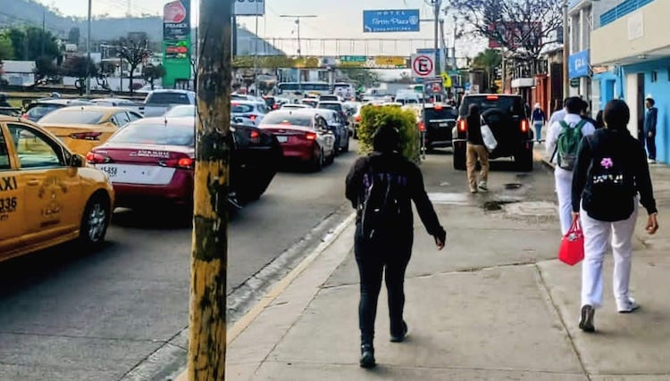 Retienen autobuses de ADO y Binni Bus; rompen parabrisas y confrontan a automovilistas