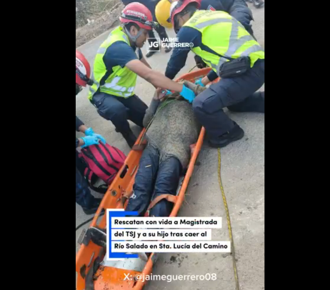 Bomberos en el Río Salado