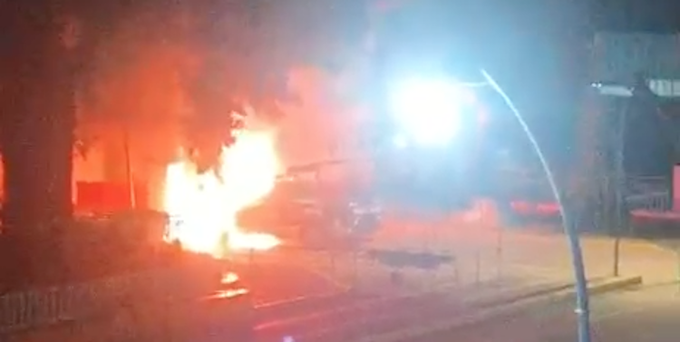 Alerta en Eloxochitlán de Flores Magón: incendian vehículos y palacio municipal