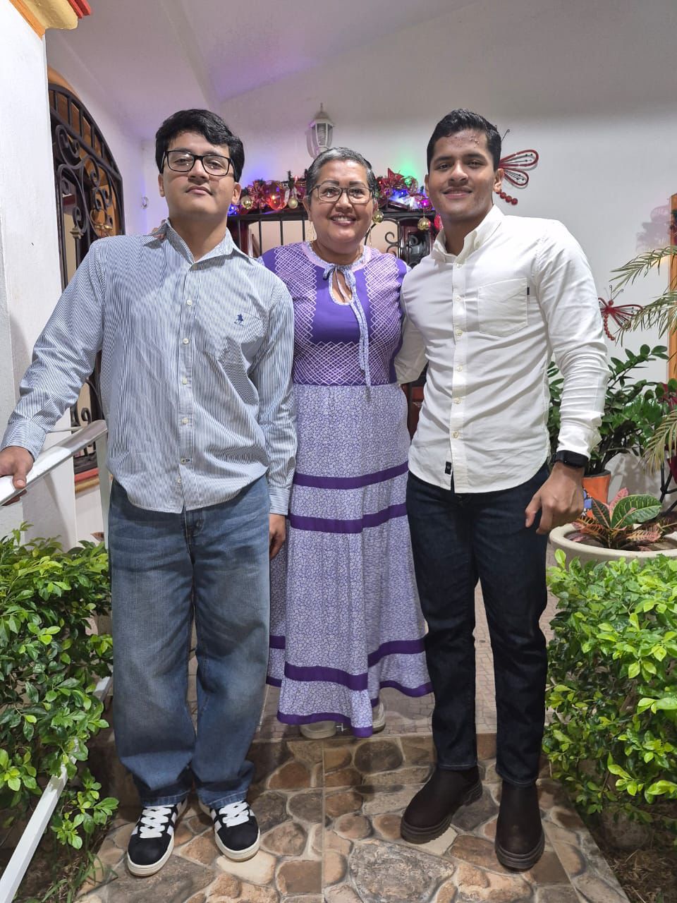 Maribel Alonso acompañada de su familia