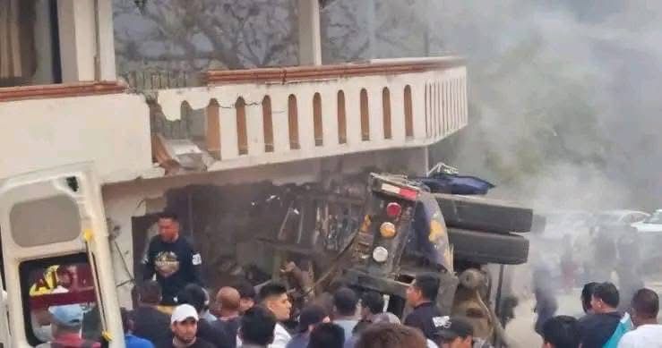 Dos personas fallecidas y ocho heridas por accidente en Guelatao, Oaxaca