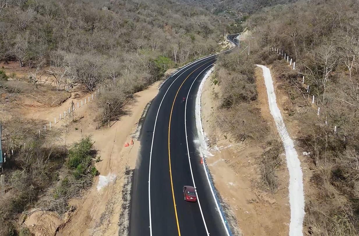Maquinaria pesada trabajando en la carretera costera de Oaxaca
