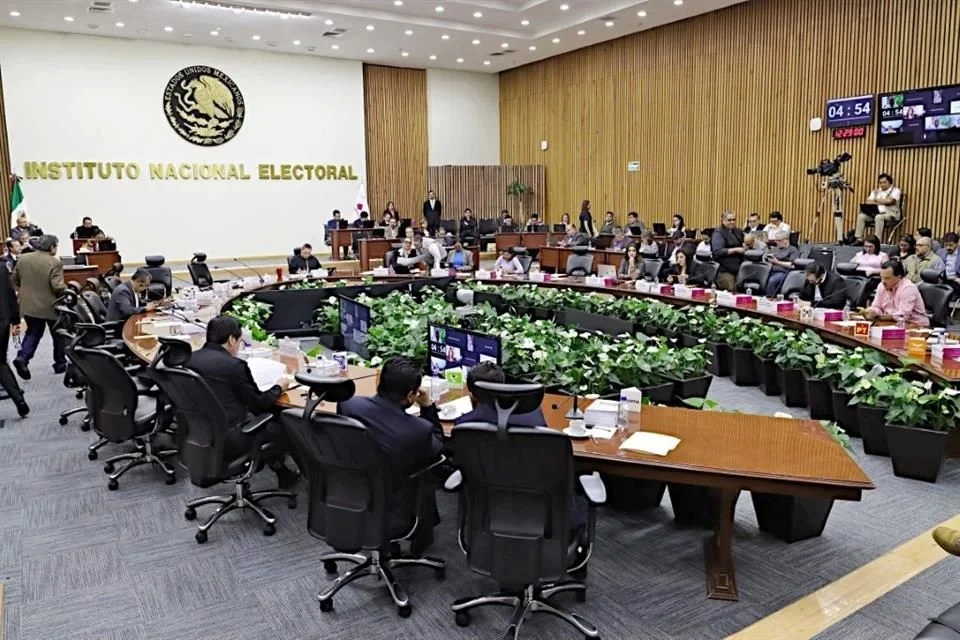 Consejeros del INE en sesión de presupuesto