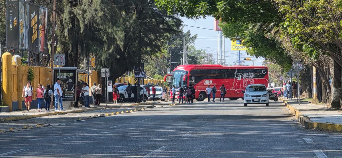 Trabajadores de los PAAE de la Sección 22 toman autobuses y bloquean cruceros en la ciudad de Oaxaca; García Henestrosa asesora las acciones