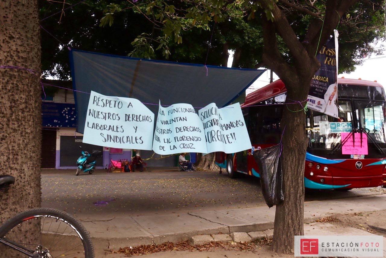 Una semana de bloqueo en avenida Universidad: PAAE de la Sección 22 rechazan mesa de diálogo y radicalizan su postura