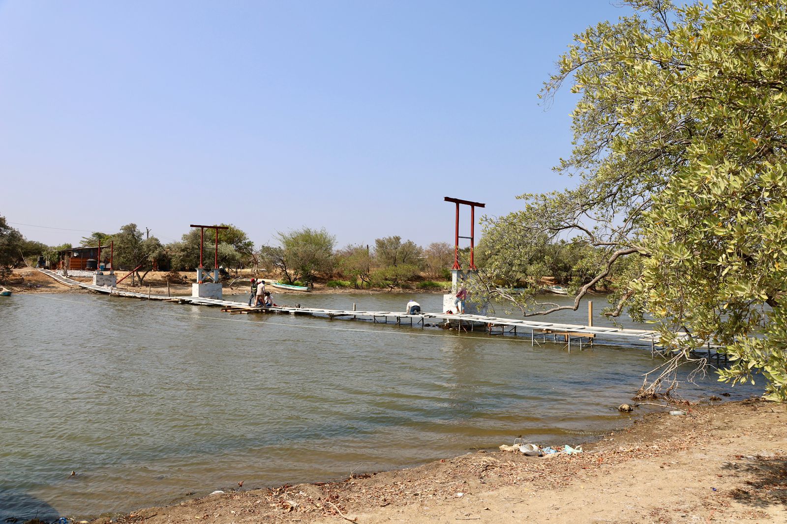Obreros trabajando en el estero