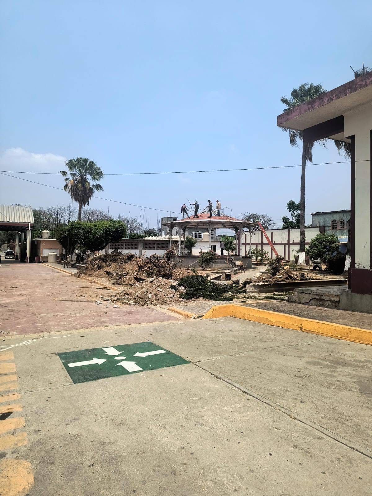Maquinaria en zona intervenida para obra deportiva