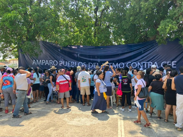 Habitantes del Istmo durante protesta contra CFE