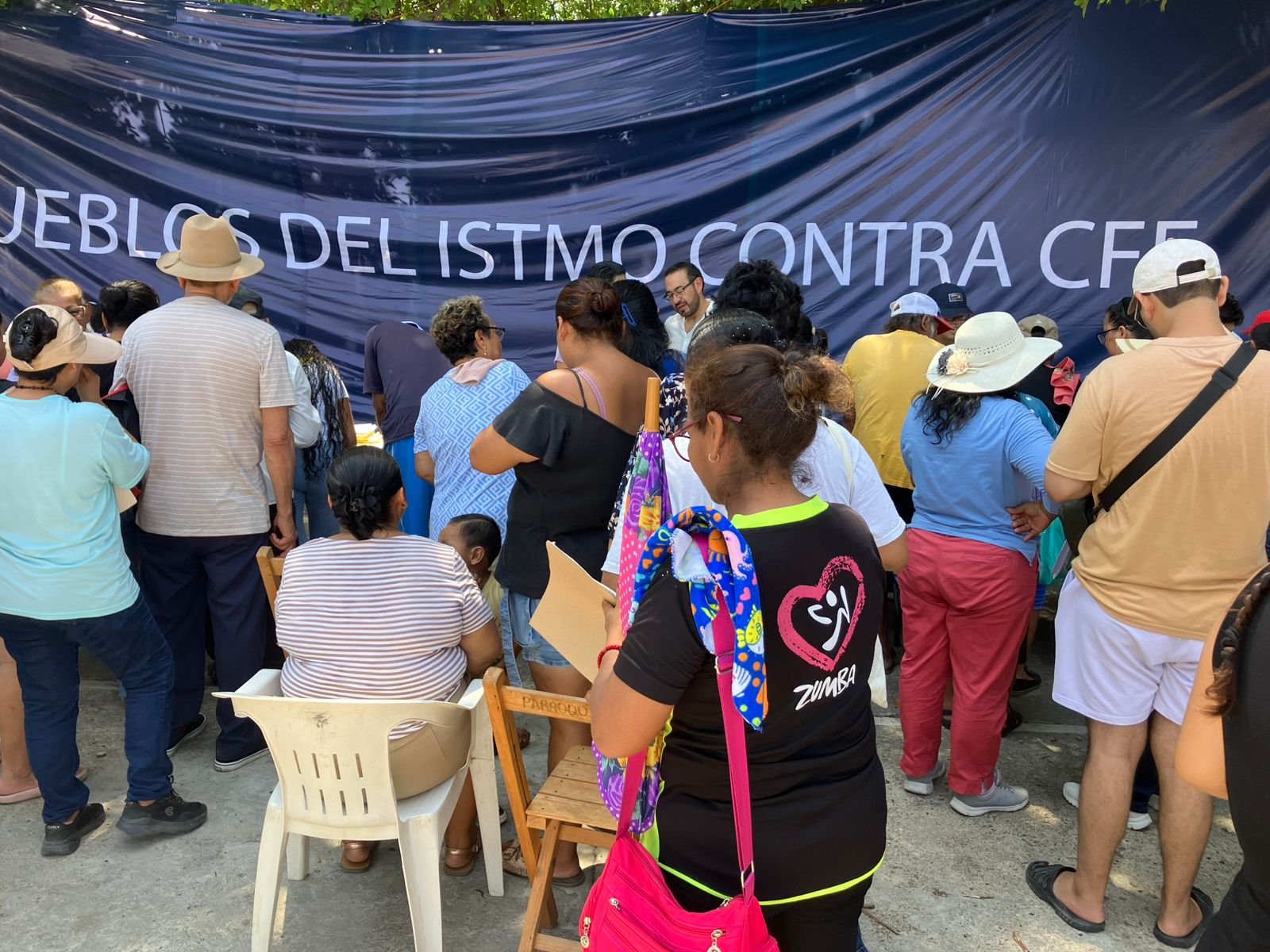 Personas participando en acción colectiva contra apagones