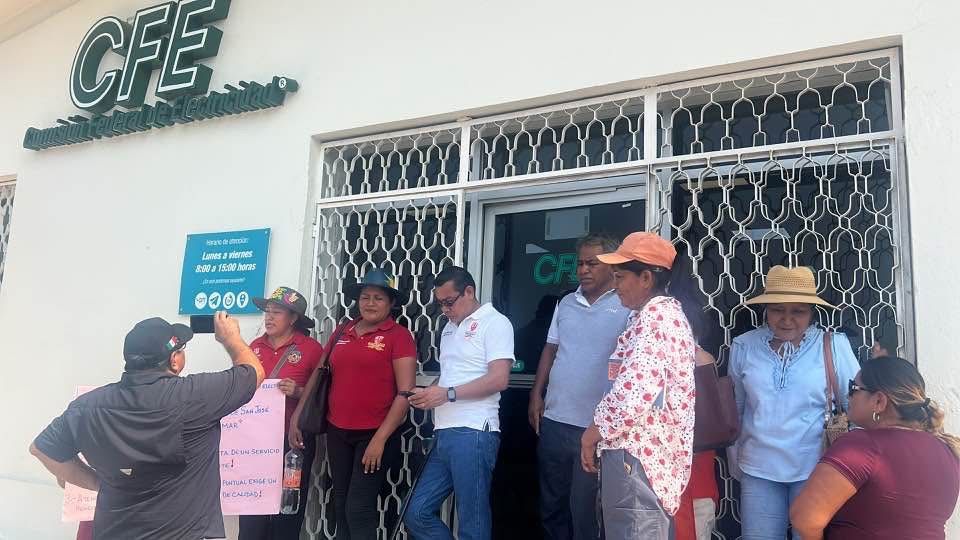 Pobladores protestan frente a oficinas de CFE en Salina Cruz