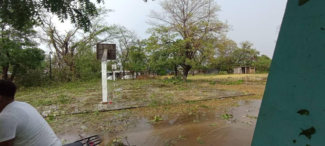 Panorama de daños tras tormenta atípica en Ixhuatán