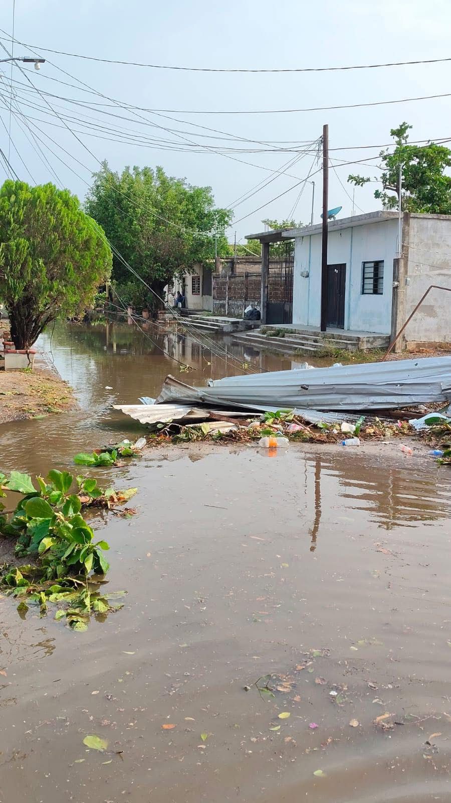 Viviendas y estructuras afectadas por fuertes vientos en Ixhuatán