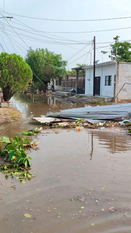 Daños materiales provocados por tormenta con granizo en Ixhuatán