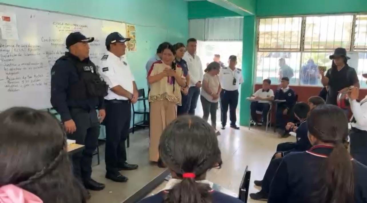 Dimos autorizacion para que revisaran mochilas, no cuerpos: madres denuncian operativo en secundaria de Xoxocotlan