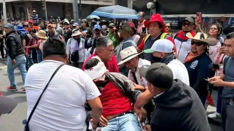 Enfrentamiento en Zócalo deja dos maestros de la CNTE heridos; uno en riesgo de perder un ojo