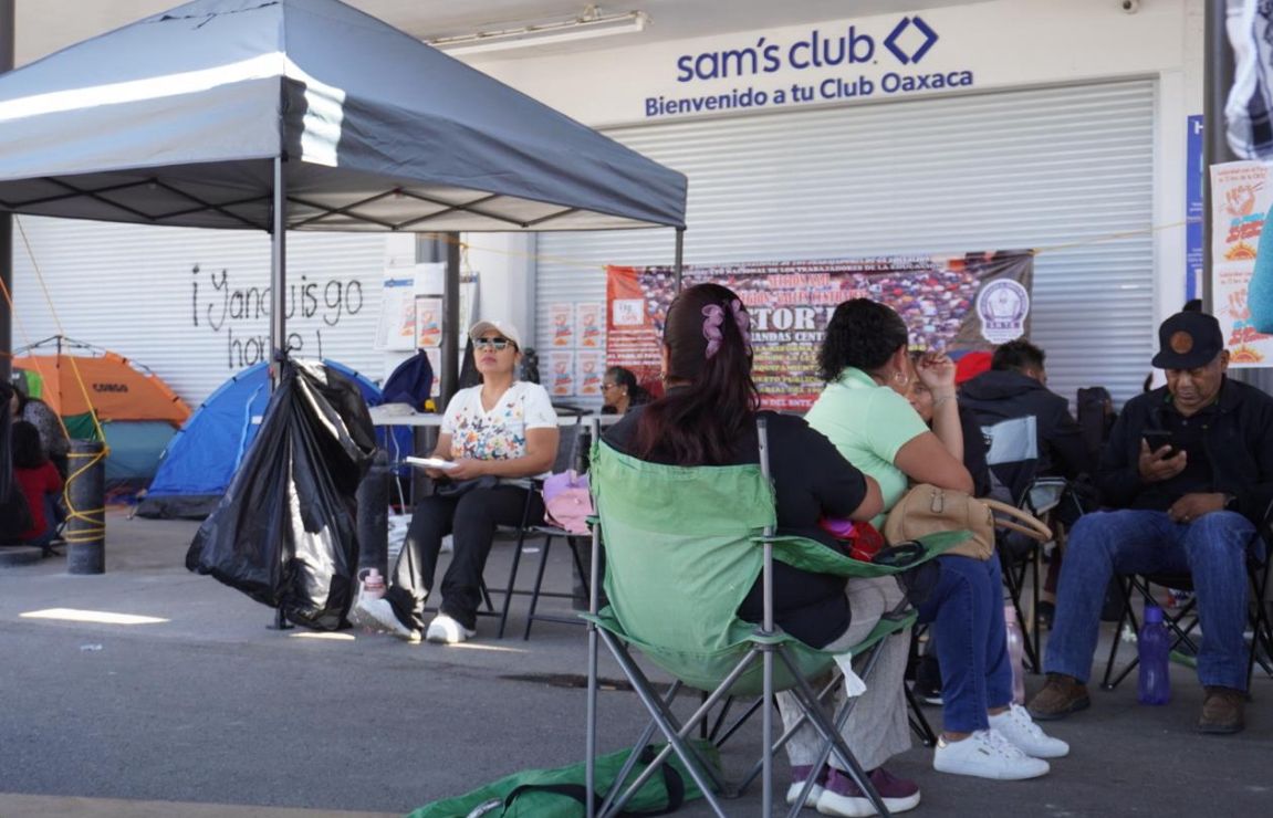 Docentes de la Sección 22 durante toma de tiendas