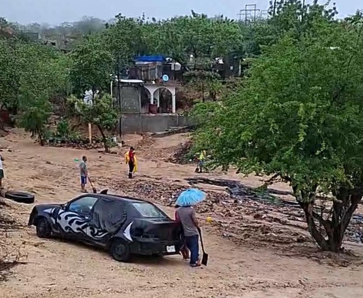 Calles afectadas por hidrocarburo en Salina Cruz