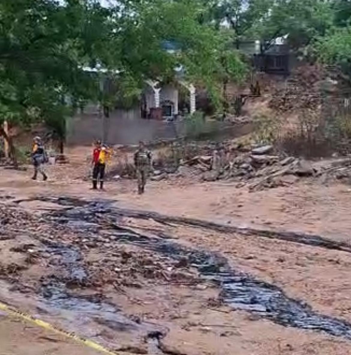 Fuga de hidrocarburo de Pemex arrastra contaminación a varias colonias de Salina Cruz con las lluvias