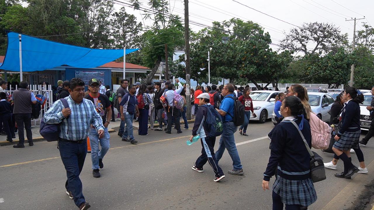 Familias acompañan a estudiantes en el retorno a las aulas
