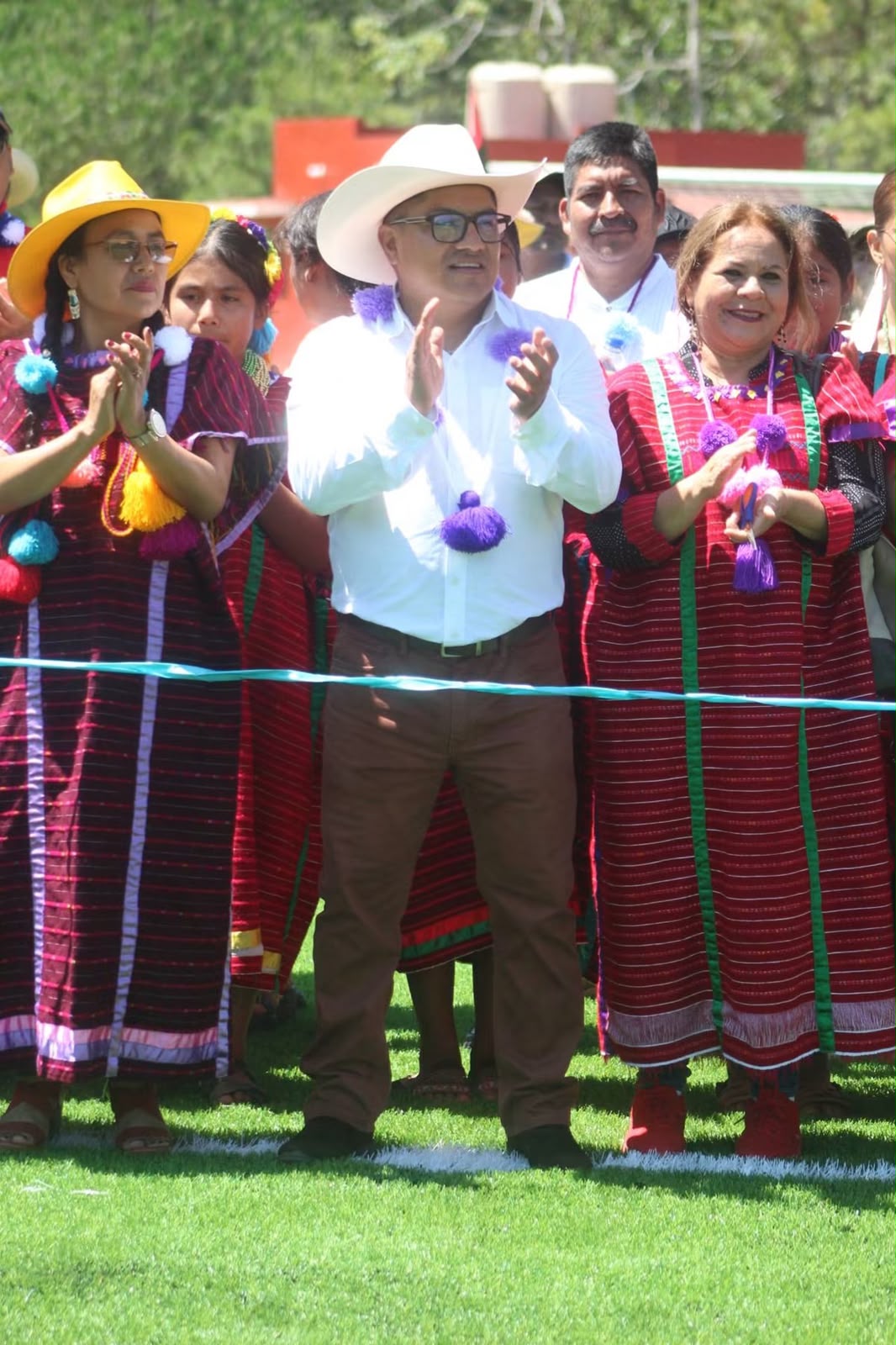 Inauguran unidad deportiva en territorio triqui tras años de presión presupuestal; obra sigue inconclusa