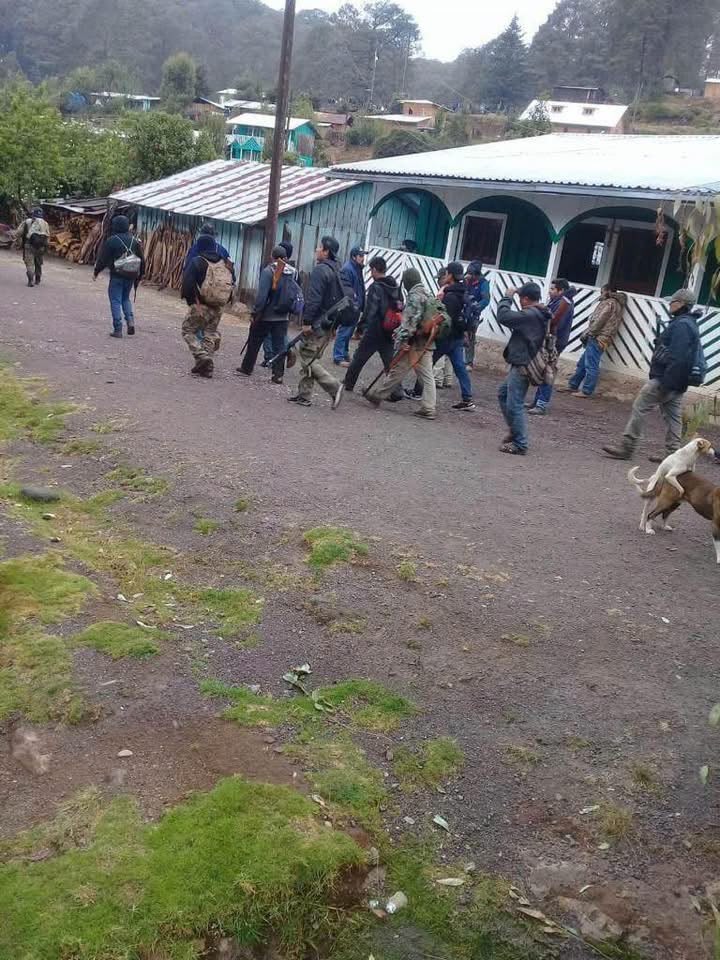 Retienen a dos maestros en la Sierra Sur y bloquean accesos a Santiago Textitlán; estalla viejo conflicto agrario ante omisión estatal