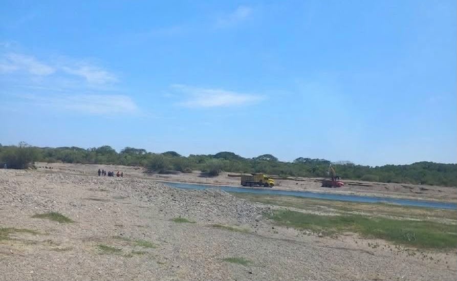Maquinaria para extracción de materiales pétreos junto al cauce del río Tehuantepec