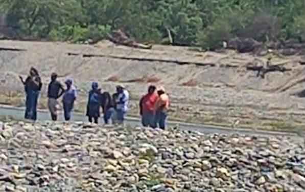 Grupo de comuneros ikoots en una zona de extracción de materiales junto al río Tehuantepec
