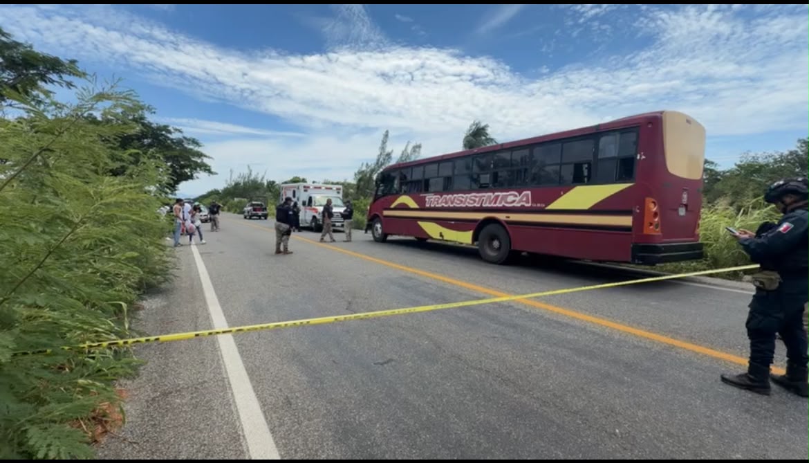 Autobús de la línea Transístmica detenido sobre la carretera Juchitán-La Ventosa, con presencia de cuerpos de emergencia y seguridad