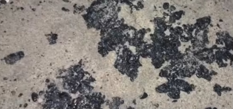 Manchas densas de hidrocarburo y chapopote sobre la arena de Salinas del Marqués