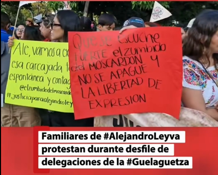 Familiares de Alejandro Leyva protestan durante desfile de delegaciones de la Guelaguetza