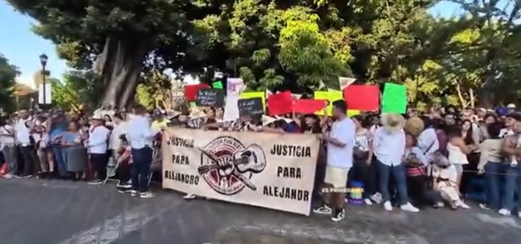 Protesta por el asesinato de Alejandro Leyva irrumpe en la Guelaguetza; Gobierno de Oaxaca despliega cerco para ocultar el reclamo