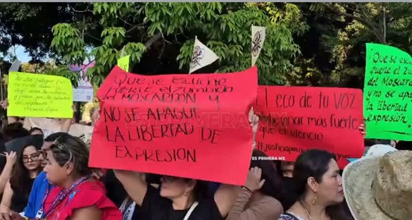 Familiares protestan con pancartas