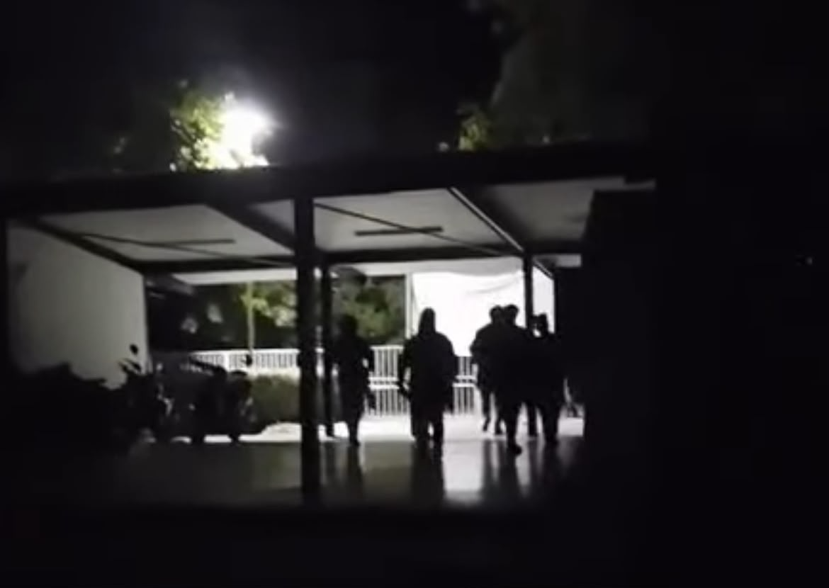 Marinos irrumpiendo de noche en la Normal