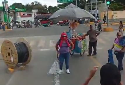 Directores de primarias de Sección 22 colapsan crucero de Fonapas; bloqueo desata caos vial y afecta traslados de miles de ciudadanos
