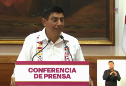 Jara amenaza con 'lista negra' de medios para vetar preguntas; acusa 'odio' desde el municipio capitalino