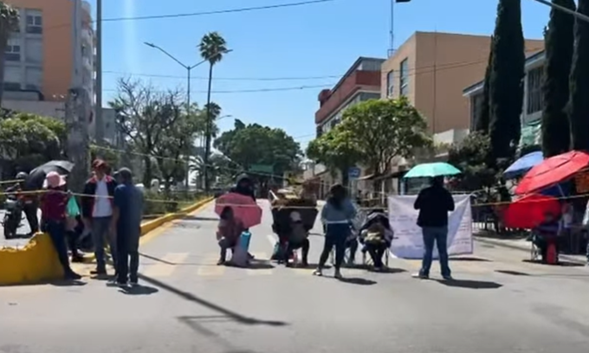 Sindicato del CSEIIO paraliza la Calzada Héroes de Chapultepec; acusan desfalco de $5 mdp a la dirección