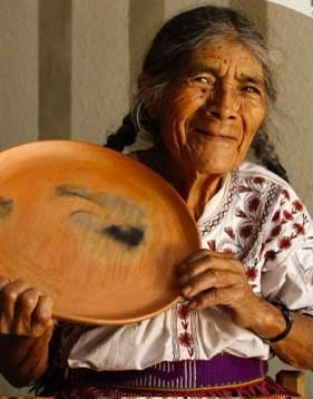 Mujer artesana Ayuujk con pieza de barro
