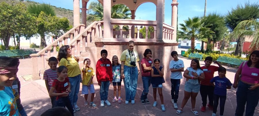 Niñas y niños participando en los talleres de periodismo y comunicación
