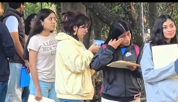 Fila en el examen de la UNAM-Oaxaca