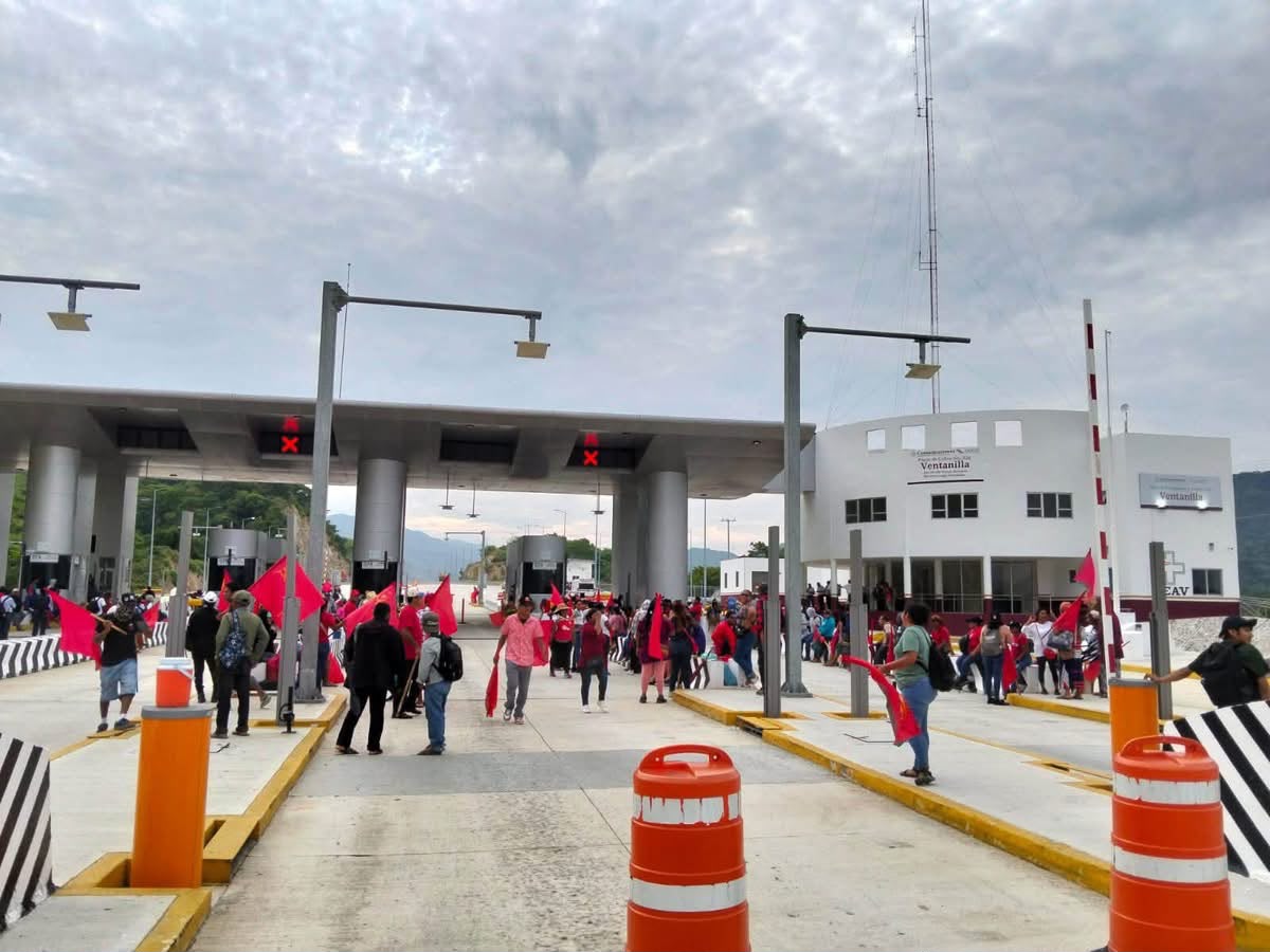 Toma de caseta de peaje por el FPR