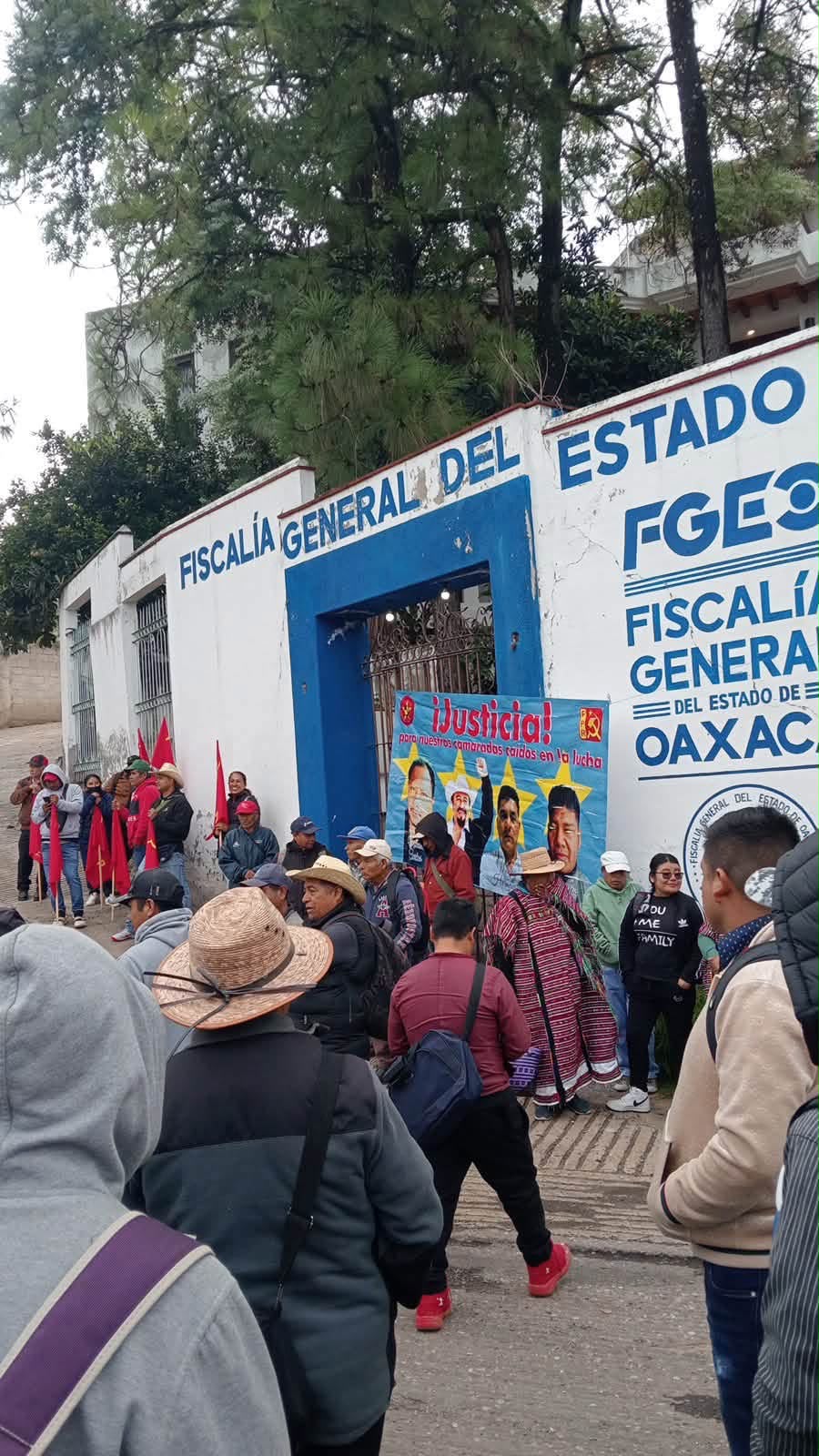 Manifestantes del FPR con pancartas