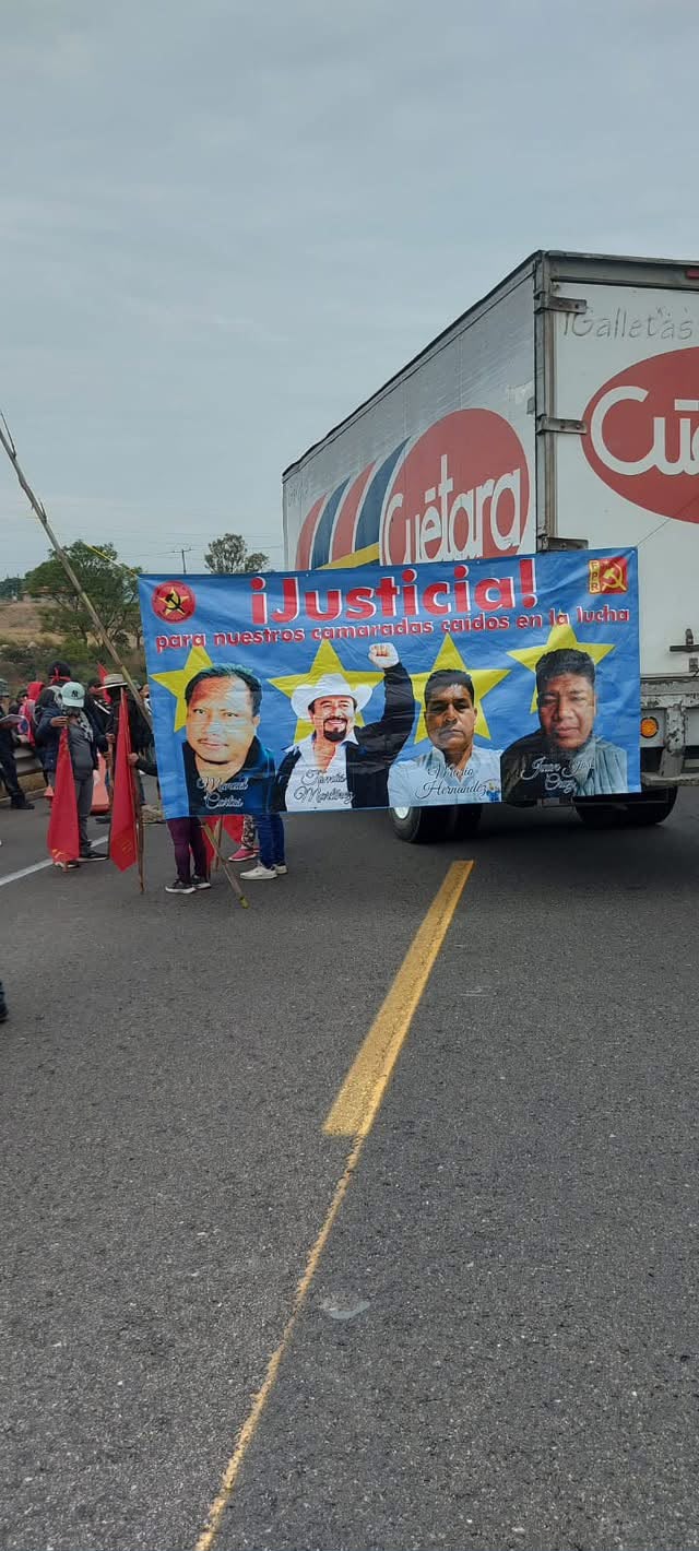 Lonas con los rostros de los dirigentes asesinados